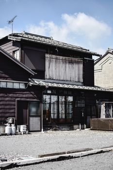 在晴朗的蓝天下，探索日本日光传统木屋的乡村魅力