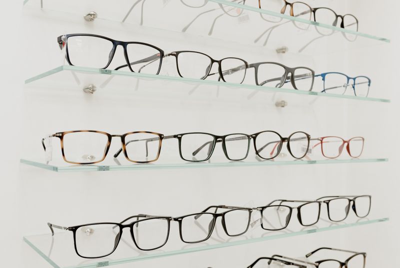 Dioptrické okuliare uložené na sklenených policiach v optike