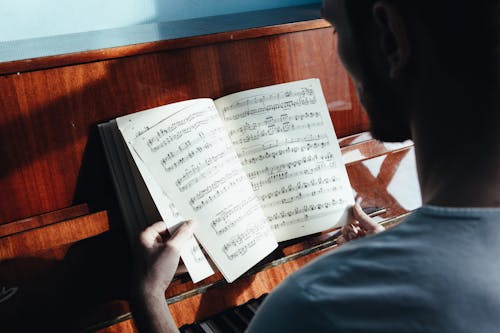 Músico Irreconhecível Assistindo Partituras Na Sala De Aula