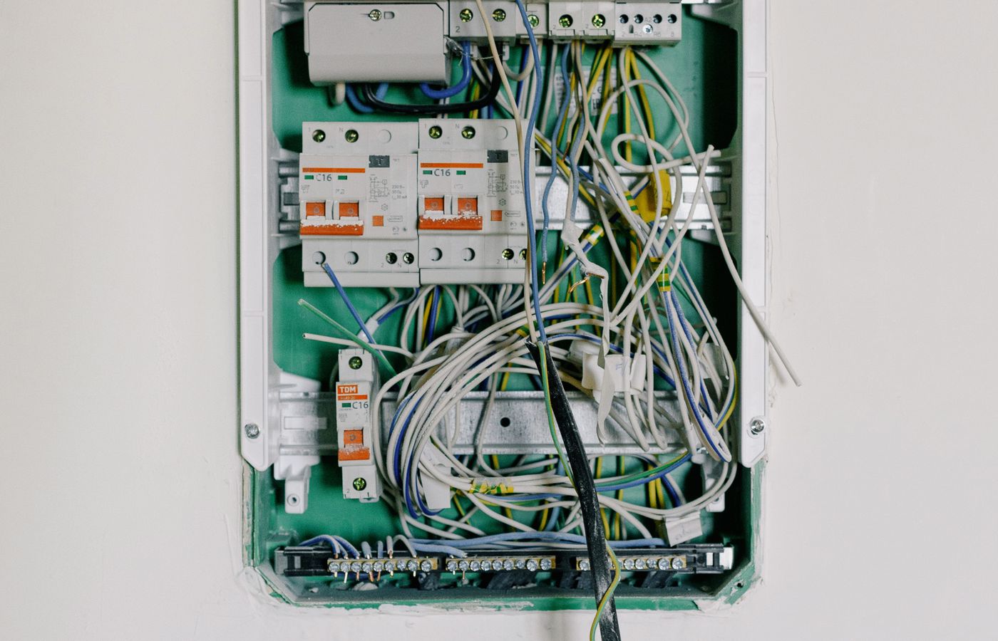 Licensed electrician working in Williamstown, Melbourne