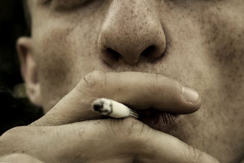 Homem Fumando Cigarro