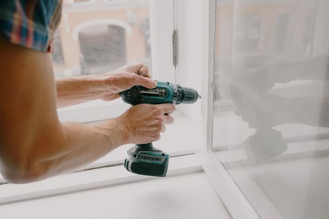 Freeing a window sash with a screwdriver during repair work