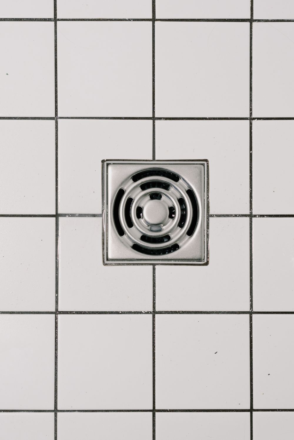 Scarico moderno installato nella doccia