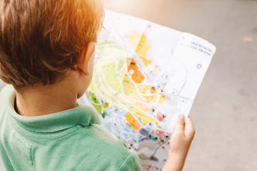 Menino Segurando Mapa Na Estrada