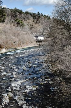 日本藤木日光冬季景观中的冰冻溪流
