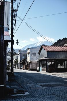 日本日光的街道宁静，拥有传统建筑和山景