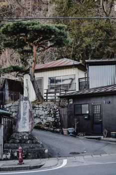 柚木日光这栋迷人的日本房屋，展示了当地建筑风格和宁静的环境