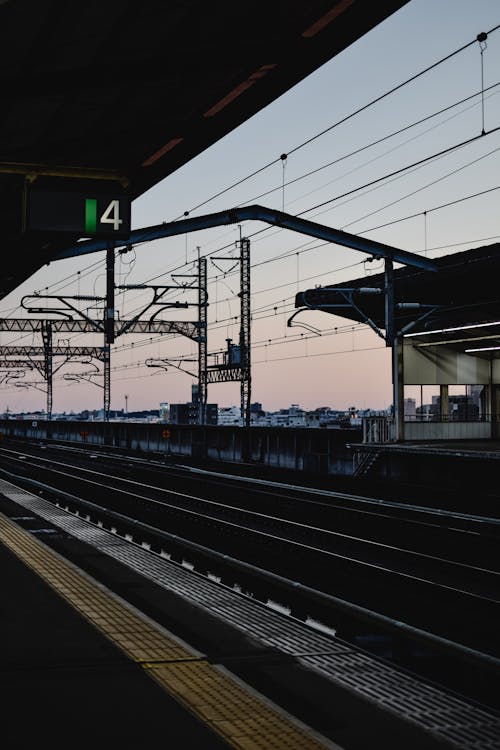 Fotobanka s bezplatnými fotkami na tému Japonsko, nástupište, silueta