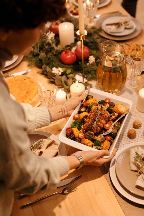 grátis Pessoa Servindo Comida No Jantar De Natal Foto profissional