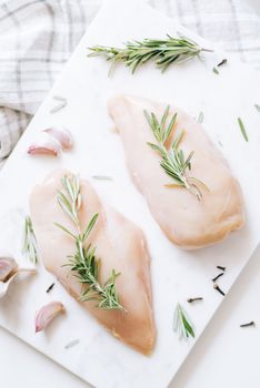 Salade rapide au poulet et à l'avocat