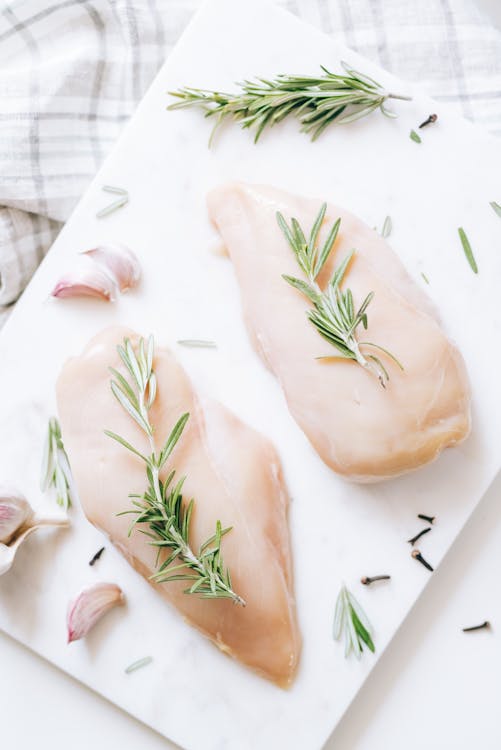Miễn phí Đĩa Gốm Trắng Với Lá Xanh Ảnh lưu trữ