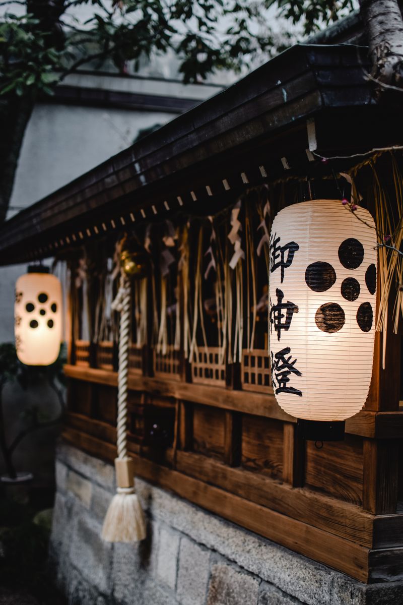 Farolillos japoneses tradicionales en un santuario de Tokio