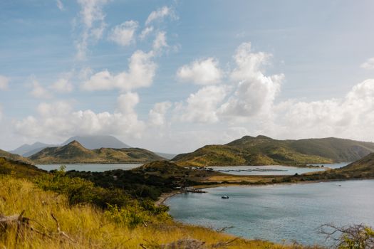 这座田园诗般的岛屿，拥有湖泊、山脉和充满活力的蓝天