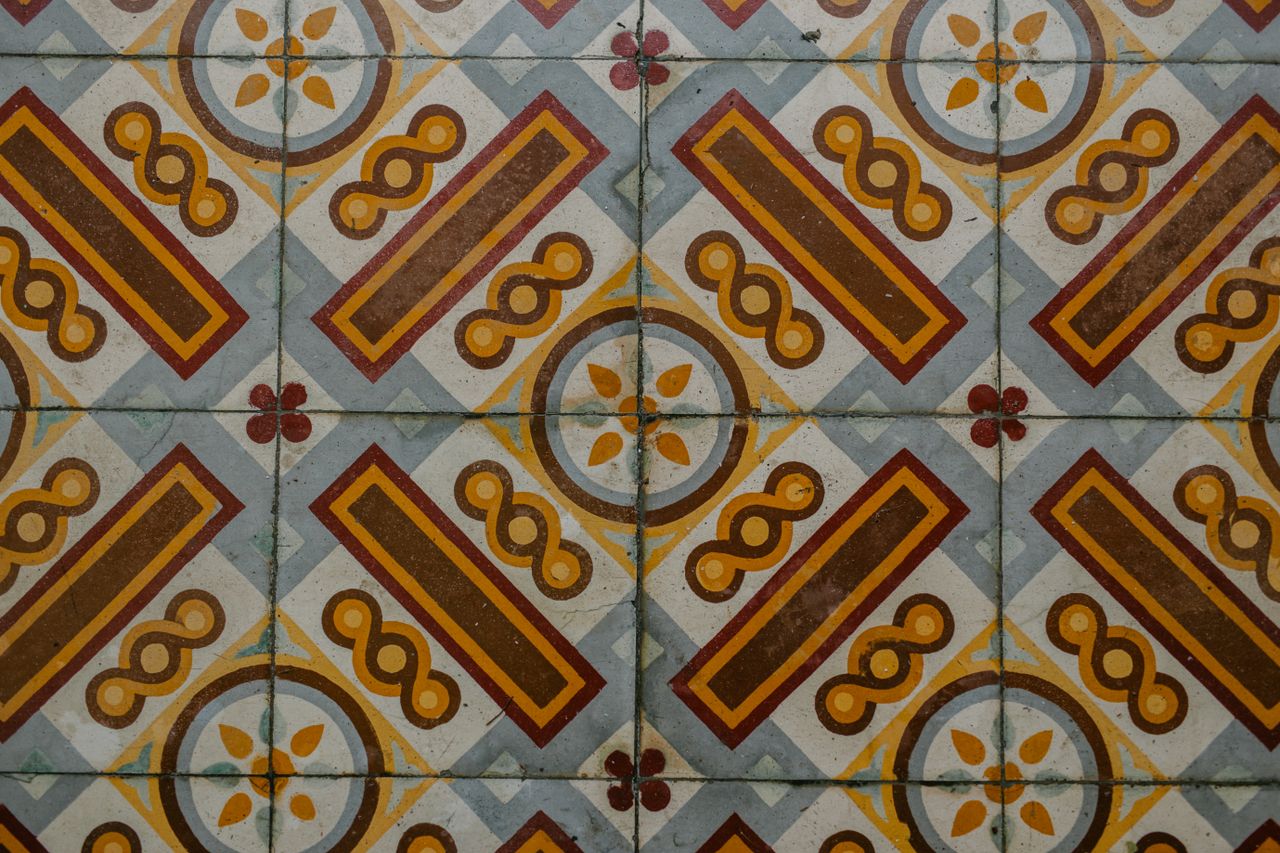 broken-china-mosaic-edging Colorful mosaic tiles for a broken china garden border
