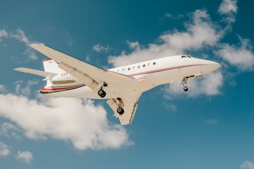 grátis Avião De Passageiros Branco E Vermelho No Céu Foto profissional