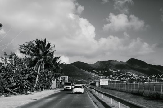 公路旅行的单色视图，与山区景观相伴，唤起冒险之感