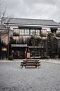 日本京都的传统木屋里摆放着木凳，展现了历史建筑的风貌