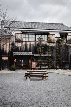 日本京都的传统木屋里摆放着木凳，展现了历史建筑的风貌