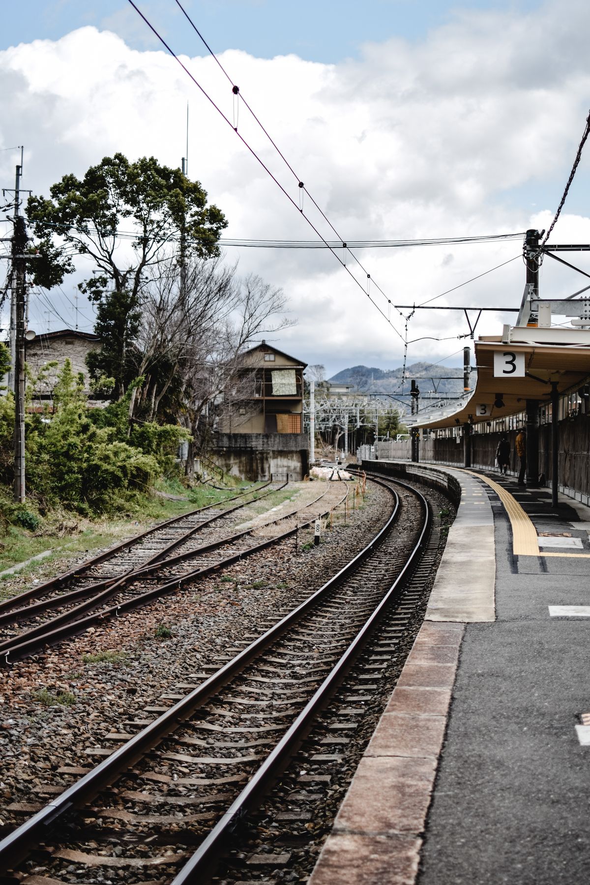 京都の静かな駅のホームの様子