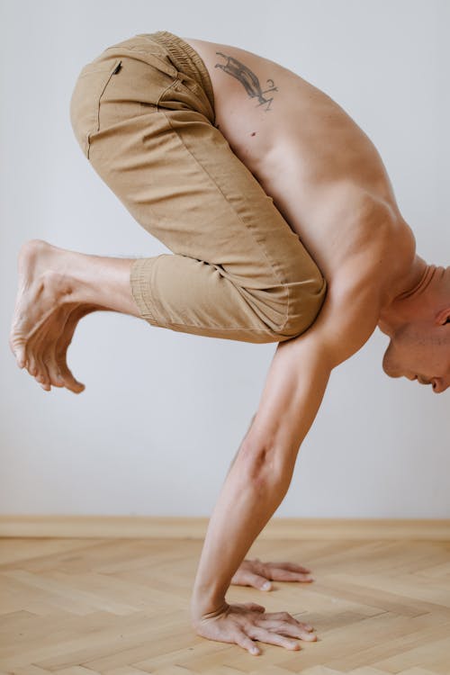 Hombre En Topless En Pantalones Beige