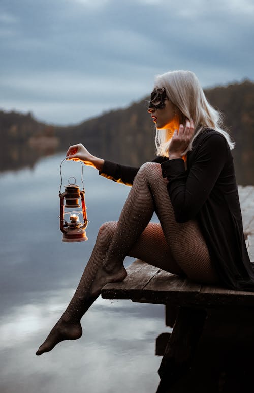 Mujer De Moda Con Linterna En El Muelle Cerca Del Lago