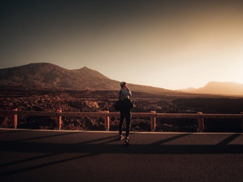 Gratis lagerfoto af bjerge, dramatisk himmel, kigger over skulderen