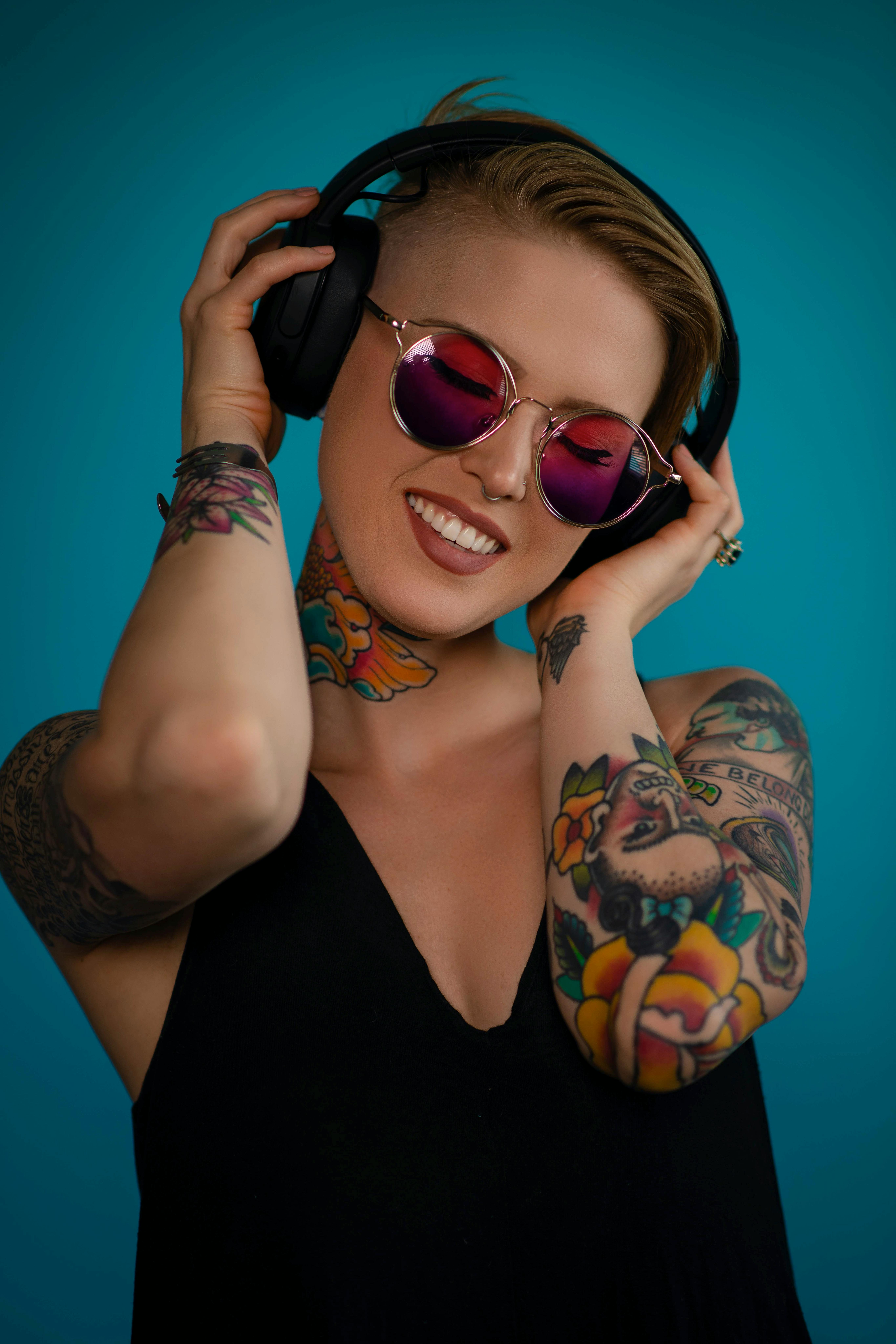 G\u00fcnd\u00fcz Beyaz Kulakl\u0131k Tutan Siyah Kolsuz Elbise Giyen Kad\u0131n \u00b7 \u00dccretsiz ...