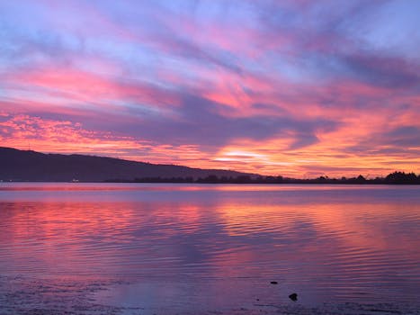 湖面上宁静的日落令人惊叹，天空倒影色彩缤纷，非常适合自然主题
