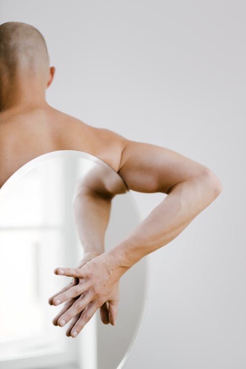 Mujer Topless Sosteniendo Plato Redondo Blanco