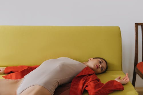 Femme En Chemise à Manches Longues Rouge Allongé Sur Le Lit