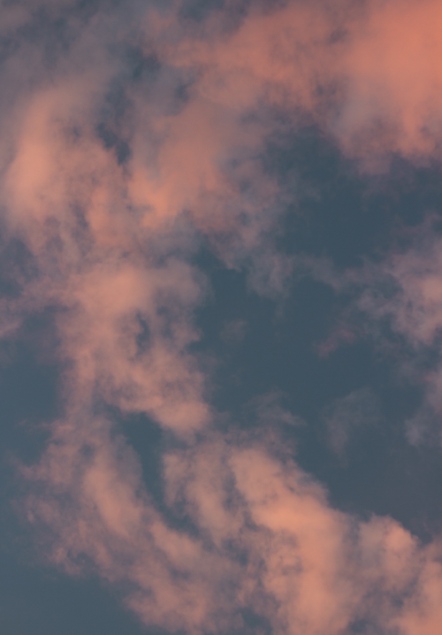 Free A beautiful sky with soft pink and blue clouds at twilight, creating a serene and dramatic atmosphere. Stock Photo