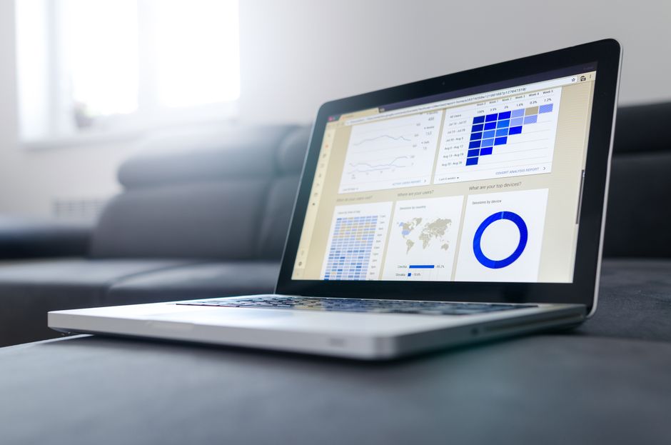 Painel de indicadores em notebook representando o resultado de digitalizar processos com dados consolidados