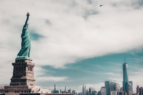 Free Phot of the Statue of Liberty Under a Cloudy Sky Stock Photo