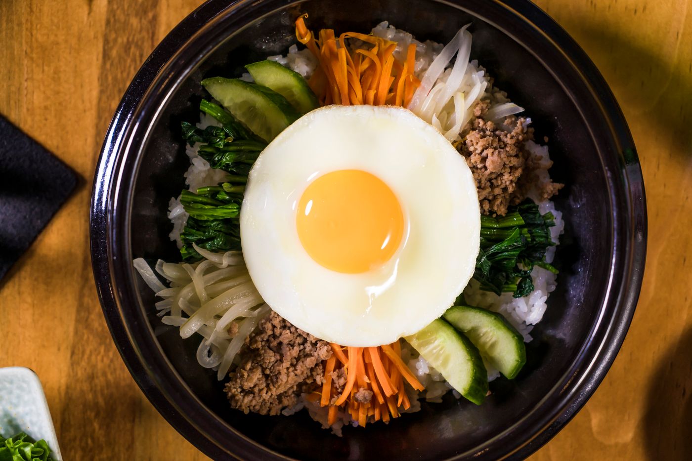 Bibimbap coreano con verduras y huevo