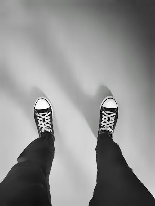 Základová fotografie zdarma na téma boty, černobílý, chodidla