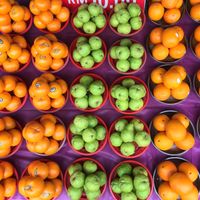 Market stall of citrus and guavas — photo by Intan Payung on Pexels