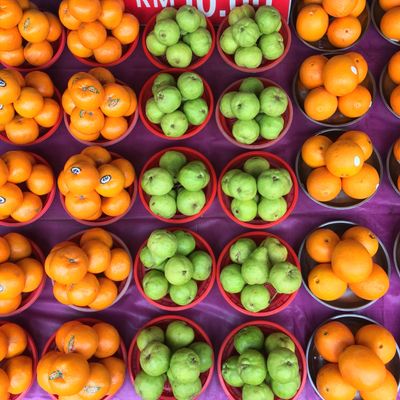 Bowls of citrus and guava on a market table, photo by Intan Payung on Pexels