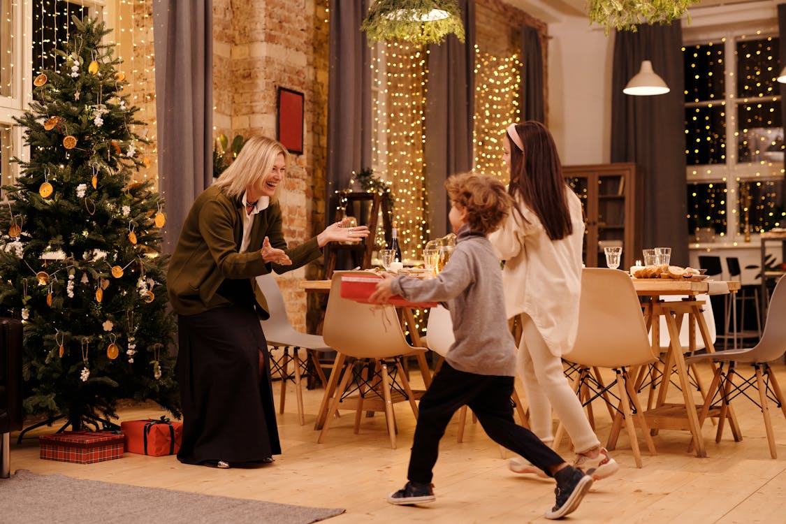 Deux Enfants Donnant Des Cadeaux à Leur Mère