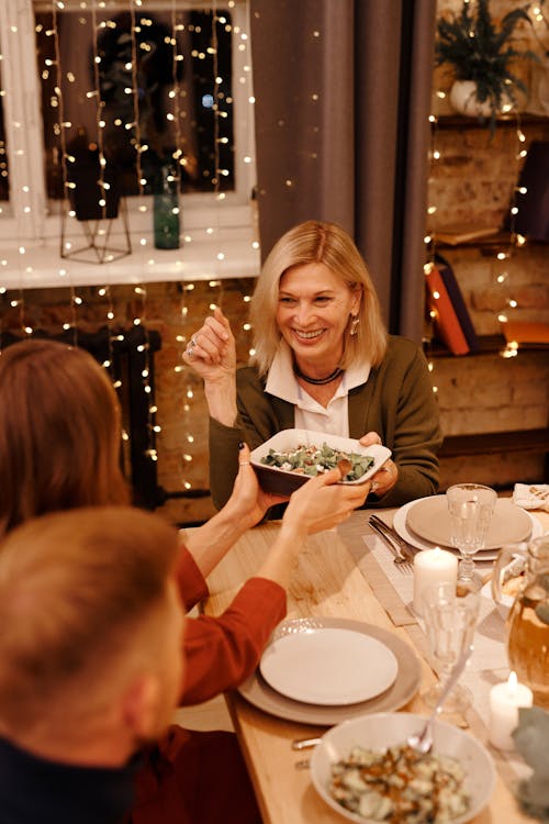 Famille Ayant Un Dîner De Noël Ensemble