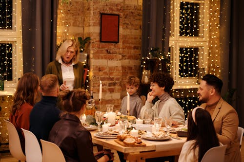 Famille Ayant Un Dîner De Noël Ensemble