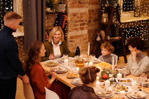 Keluarga Merayakan Makan Malam Natal