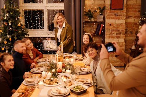 Famille Célébrant Le Dîner De Noël