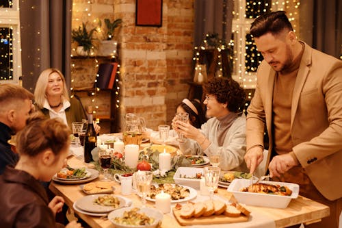 Famille Célébrant Le Dîner De Noël