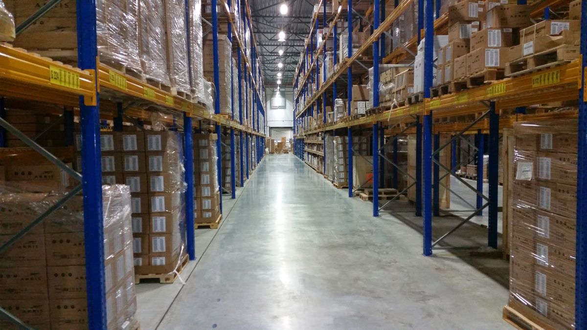 Cajas y palets en una nave antes del vaciado