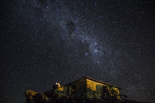在巴西圣多美达斯莱特拉斯的一座石屋上方，可以俯瞰到迷人的银河景色