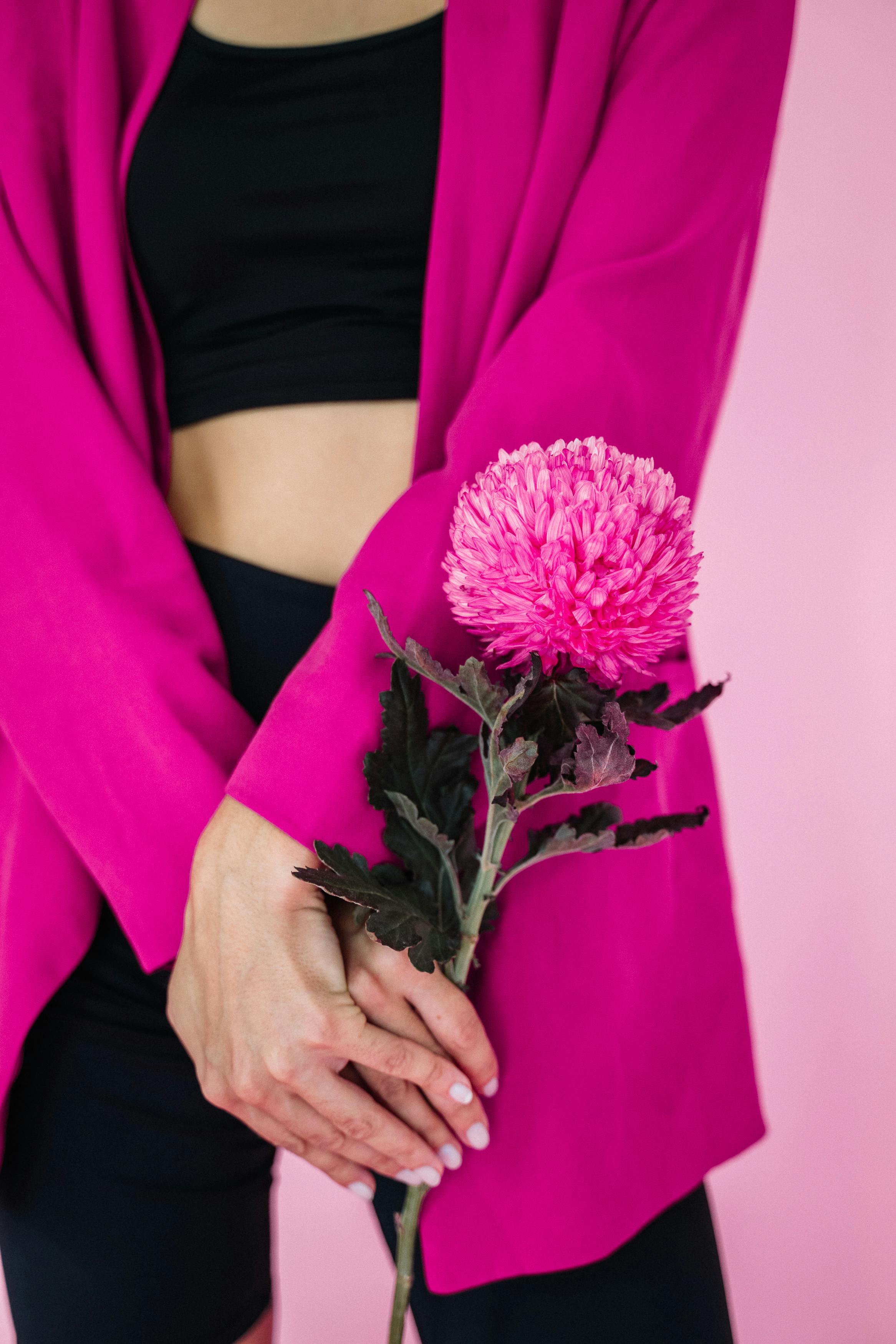 在柔和的背景下，时尚的粉红色西装风格与充满活力的花朵相得益彰，非常适合时尚主题