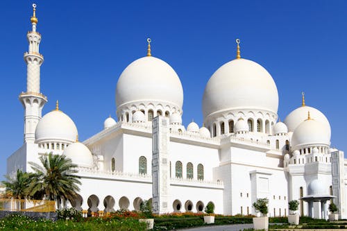 A Grand Mosque Under the Blue Sky