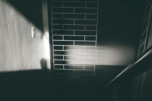 阳光明媚的房子里，墙壁扶手旁有一个匿名的黑白人影