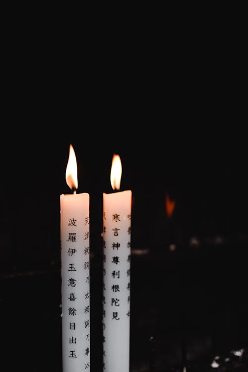 무료 검은 배경에 흰색 촛불 스톡 사진