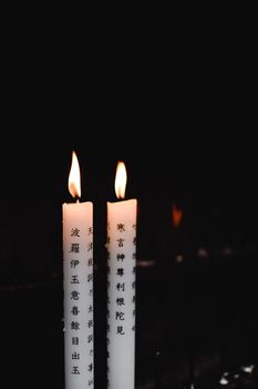 日本京都寺庙的铭文被和平的烛火照亮